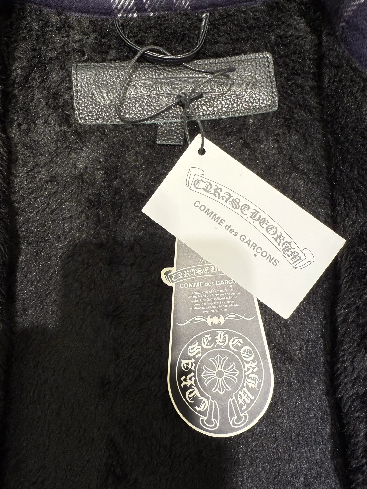 P680 Chrome Hearts Chrome Hearts Plaid Velvet Distressed Button Shirt Jacket Chrome Hearts Chrome Hearts FW25 plaid long-sleeved shirt combines the classic distressed cross logo buttons to show a unique brand style. It adopts a long-sleeved design, suitable for wearing in autumn and winter, showing a fashionable and casual style to increase the comfort and fashion of wearing.  Fabric: 100% cotton 100% polyester Craftsmanship: Customized distressed hardware, symmetrical plaid tailoring Size: S M L XL 3331517